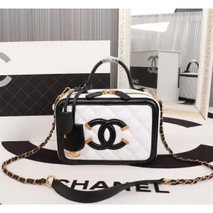 【2026】【CHANEL 公式旗艦店】シャネル 斜めがけバッグ 当日出荷好評に付き再入荷21*16*10CM 【2026】【CHANEL 公式旗艦店】シャネル 斜めがけバッグ 当日出荷好評に付き再入荷21*16*10CM
