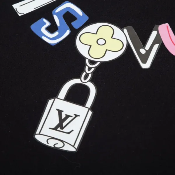 【2026】【LOUIS VUITTON 公式旗艦店】ルイヴィトン 丸首の衛衣 スウェットご好評に付き再入荷! 【2026】【LOUIS VUITTON 公式旗艦店】ルイヴィトン 丸首の衛衣 スウェットご好評に付き再入荷!