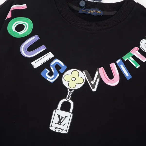 【2026】【LOUIS VUITTON 公式旗艦店】ルイヴィトン 丸首の衛衣 スウェットご好評に付き再入荷! 【2026】【LOUIS VUITTON 公式旗艦店】ルイヴィトン 丸首の衛衣 スウェットご好評に付き再入荷!