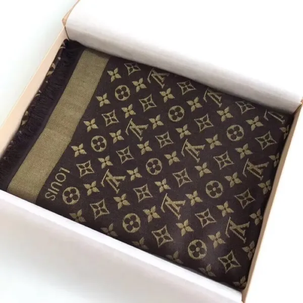 【2026】【LV Louis Vuitton ルイ·ヴィトン】オートクチュール ファッション トランジショナル カラー ロング ビアード スカーフ 140*140CM 【2026】【LV Louis Vuitton ルイ·ヴィトン】オートクチュール ファッション トランジショナル カラー ロング ビアード スカーフ 140*140CM