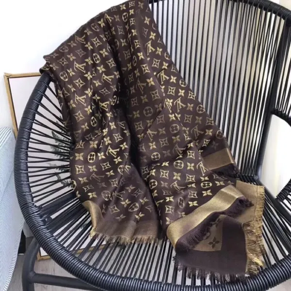 【2026】【LV Louis Vuitton ルイ·ヴィトン】オートクチュール ファッション トランジショナル カラー ロング ビアード スカーフ 140*140CM 【2026】【LV Louis Vuitton ルイ·ヴィトン】オートクチュール ファッション トランジショナル カラー ロング ビアード スカーフ 140*140CM