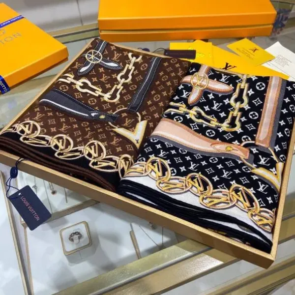 【2026】【LV Louis Vuitton ルイ·ヴィトン】オートクチュール ファッション トランジショナル カラー ロング ビアード スカーフ140*140CM 【2026】【LV Louis Vuitton ルイ·ヴィトン】オートクチュール ファッション トランジショナル カラー ロング ビアード スカーフ140*140CM