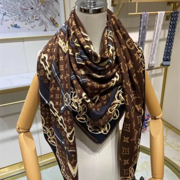 【2026】【LV Louis Vuitton ルイ·ヴィトン】オートクチュール ファッション トランジショナル カラー ロング ビアード スカーフ140*140CM 【2026】【LV Louis Vuitton ルイ·ヴィトン】オートクチュール ファッション トランジショナル カラー ロング ビアード スカーフ140*140CM