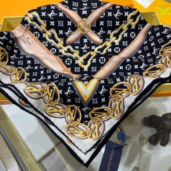 【2026】【LV Louis Vuitton ルイ·ヴィトン】オートクチュール ファッション トランジショナル カラー ロング ビアード スカーフ140*140CM 【2026】【LV Louis Vuitton ルイ·ヴィトン】オートクチュール ファッション トランジショナル カラー ロング ビアード スカーフ140*140CM