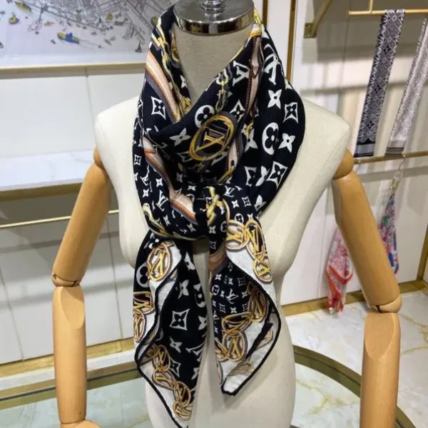 【2026】【LV Louis Vuitton ルイ·ヴィトン】オートクチュール ファッション トランジショナル カラー ロング ビアード スカーフ140*140CM 【2026】【LV Louis Vuitton ルイ·ヴィトン】オートクチュール ファッション トランジショナル カラー ロング ビアード スカーフ140*140CM