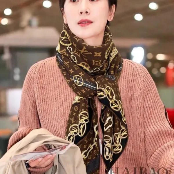 【2026】【LV Louis Vuitton ルイ·ヴィトン】オートクチュール ファッション トランジショナル カラー ロング ビアード スカーフ140*140CM 【2026】【LV Louis Vuitton ルイ·ヴィトン】オートクチュール ファッション トランジショナル カラー ロング ビアード スカーフ140*140CM