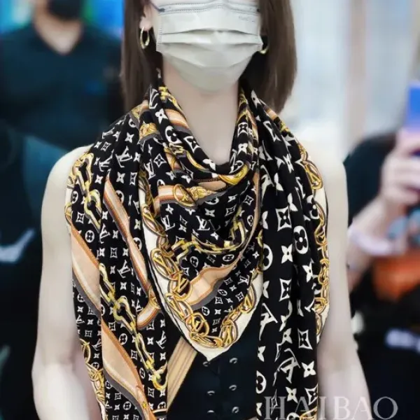 【2026】【LV Louis Vuitton ルイ·ヴィトン】オートクチュール ファッション トランジショナル カラー ロング ビアード スカーフ140*140CM 【2026】【LV Louis Vuitton ルイ·ヴィトン】オートクチュール ファッション トランジショナル カラー ロング ビアード スカーフ140*140CM