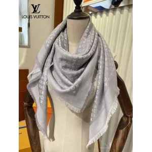 【2026】【LV Louis Vuitton ルイ·ヴィトン】オートクチュール ファッション トランジショナル カラー ロング ビアード スカーフ120*120CM 【2026】【LV Louis Vuitton ルイ·ヴィトン】オートクチュール ファッション トランジショナル カラー ロング ビアード スカーフ120*120CM