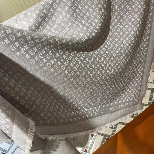 【2026】【LV Louis Vuitton ルイ·ヴィトン】オートクチュール ファッション トランジショナル カラー ロング ビアード スカーフ120*120CM 【2026】【LV Louis Vuitton ルイ·ヴィトン】オートクチュール ファッション トランジショナル カラー ロング ビアード スカーフ120*120CM