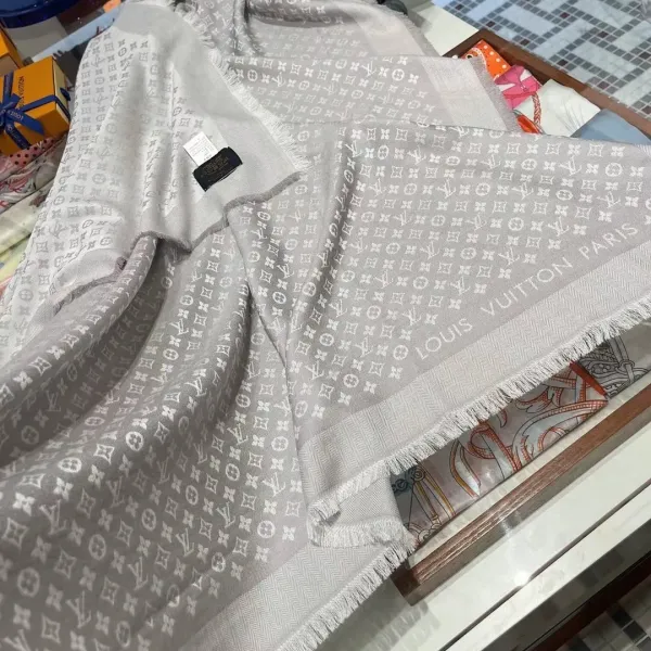 【2026】【LV Louis Vuitton ルイ·ヴィトン】オートクチュール ファッション トランジショナル カラー ロング ビアード スカーフ120*120CM 【2026】【LV Louis Vuitton ルイ·ヴィトン】オートクチュール ファッション トランジショナル カラー ロング ビアード スカーフ120*120CM