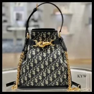 【2026】【大人気】DIOR ミディアム C'EST DIOR バッグ 24 x 10 x 24.5 cm 【2026】【大人気】DIOR ミディアム C'EST DIOR バッグ 24 x 10 x 24.5 cm