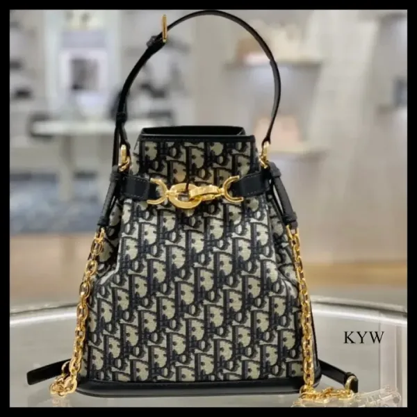 【2026】【大人気】DIOR ミディアム C'EST DIOR バッグ 24 x 10 x 24.5 cm 【2026】【大人気】DIOR ミディアム C'EST DIOR バッグ 24 x 10 x 24.5 cm
