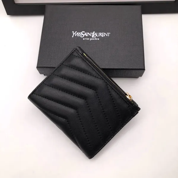 【2026】SAINT LAURENT YSL モノグラム コンパクト スリーフォールド ウォレット（ブラック／テクスチャードキルティングレザー）12.5*10*2.5cm