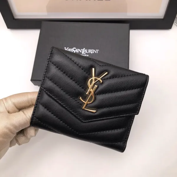 【2026】SAINT LAURENT YSL モノグラム コンパクト スリーフォールド ウォレット（ブラック／テクスチャードキルティングレザー）12.5*10*2.5cm