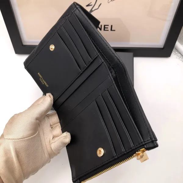 【2026】SAINT LAURENT YSL モノグラム コンパクト スリーフォールド ウォレット（ブラック／テクスチャードキルティングレザー）12.5*10*2.5cm