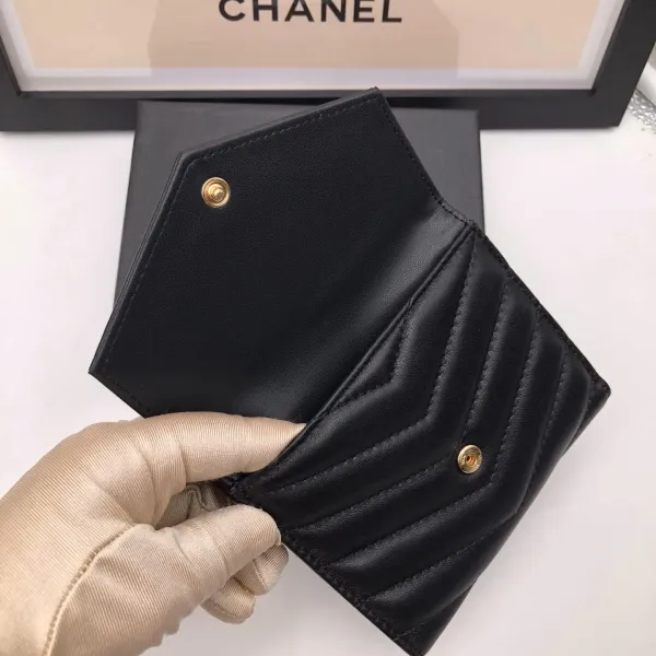 【2026】SAINT LAURENT YSL モノグラム コンパクト スリーフォールド ウォレット（ブラック／テクスチャードキルティングレザー）12.5*10*2.5cm