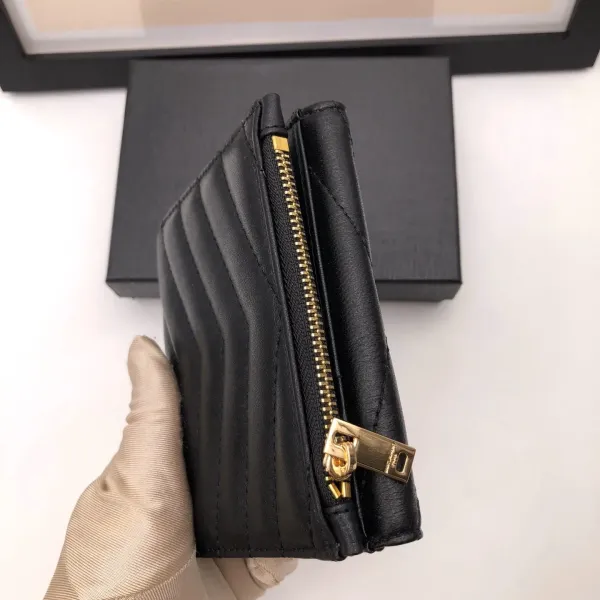 【2026】SAINT LAURENT YSL モノグラム コンパクト スリーフォールド ウォレット（ブラック／テクスチャードキルティングレザー）12.5*10*2.5cm