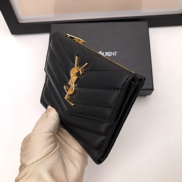 【2026】SAINT LAURENT YSL モノグラム コンパクト スリーフォールド ウォレット（ブラック／テクスチャードキルティングレザー）12.5*10*2.5cm
