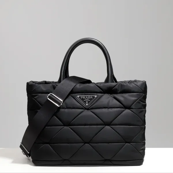 【2026】PRADA RE-NYLON ミディアム パデッドトートバッグ 33*26*17cm 【2026】PRADA RE-NYLON ミディアム パデッドトートバッグ 33*26*17cm