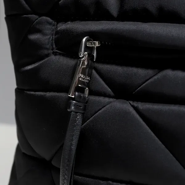 【2026】PRADA RE-NYLON ミディアム パデッドトートバッグ 33*26*17cm 【2026】PRADA RE-NYLON ミディアム パデッドトートバッグ 33*26*17cm