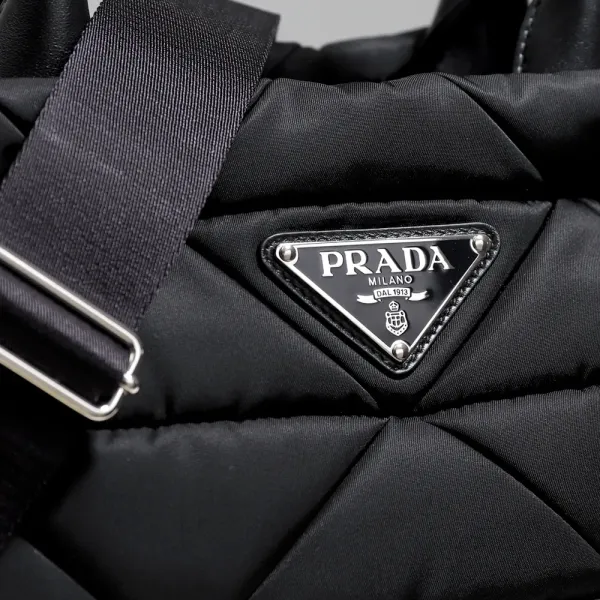 【2026】PRADA RE-NYLON ミディアム パデッドトートバッグ 33*26*17cm 【2026】PRADA RE-NYLON ミディアム パデッドトートバッグ 33*26*17cm