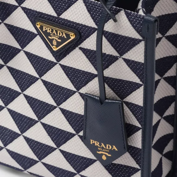 【2026】【PRADA】雑誌掲載！藤井夏恋さんが持っている大ヒットのプラダ新作バッグ「シンボル」！