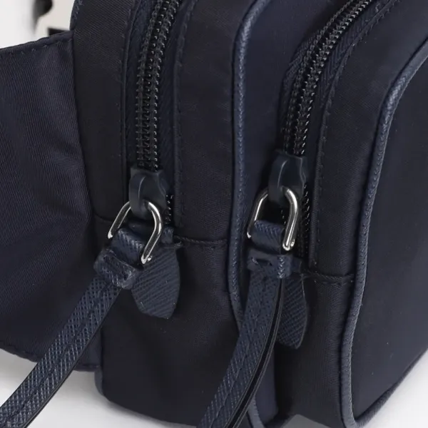 【2026】PRADA プラダメンズファッションクラシックショルダーバッグ 21*12.5*4.5cm 【2026】PRADA プラダメンズファッションクラシックショルダーバッグ 21*12.5*4.5cm