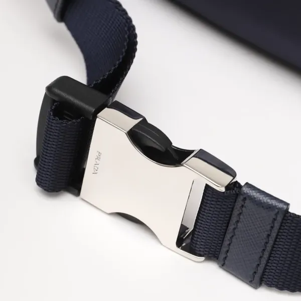 【2026】PRADA プラダメンズファッションクラシックショルダーバッグ 21*12.5*4.5cm 【2026】PRADA プラダメンズファッションクラシックショルダーバッグ 21*12.5*4.5cm