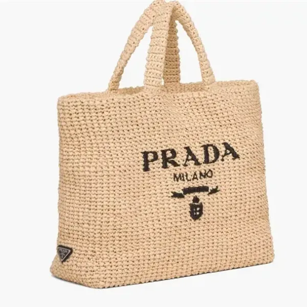 【2026】【PRADA】パリ限定！長澤まさみさん着用！夏らしいムードの大人気のラフィアトートバッグ！！