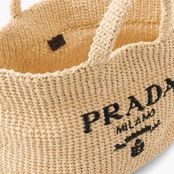 【2026】【PRADA】パリ限定！長澤まさみさん着用！夏らしいムードの大人気のラフィアトートバッグ！！