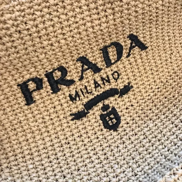 【2026】【PRADA】パリ限定！長澤まさみさん着用！夏らしいムードの大人気のラフィアトートバッグ！！