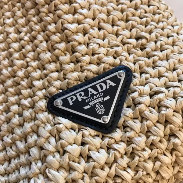 【2026】【PRADA】パリ限定！長澤まさみさん着用！夏らしいムードの大人気のラフィアトートバッグ！！
