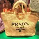 【2026】【PRADA】パリ限定！長澤まさみさん着用！夏らしいムードの大人気のラフィアトートバッグ！！