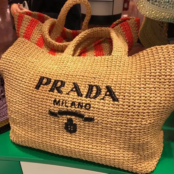 【2026】【PRADA】パリ限定！長澤まさみさん着用！夏らしいムードの大人気のラフィアトートバッグ！！