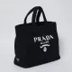 【2026】【PRADA】パリ限定！長澤まさみさん着用！夏らしいムードの大人気のラフィアトートバッグ！！