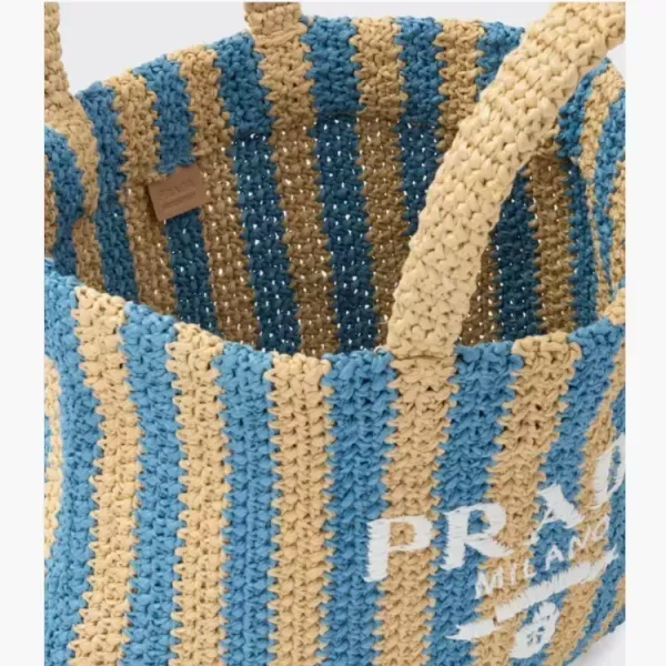 【2026】【PRADA】パリ限定！長澤まさみさん着用！夏らしいムードの大人気のラフィアトートバッグ！！