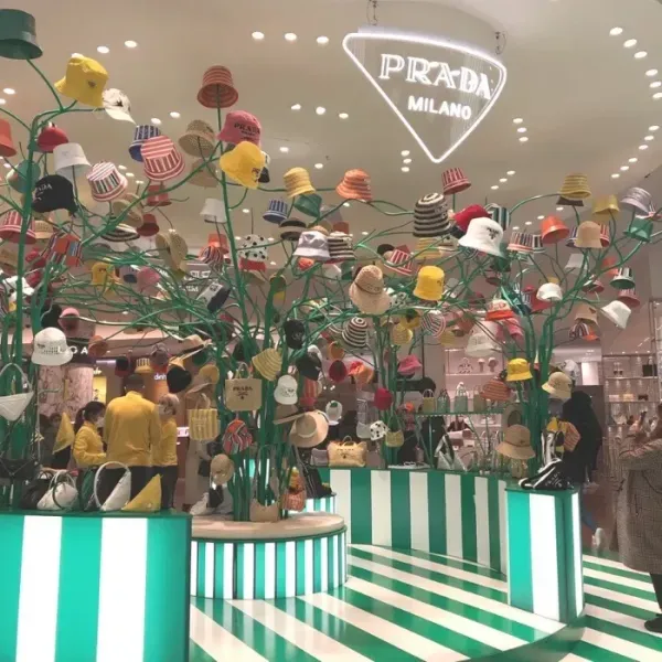 【2026】【PRADA】パリ限定！長澤まさみさん着用！夏らしいムードの大人気のラフィアトートバッグ！！