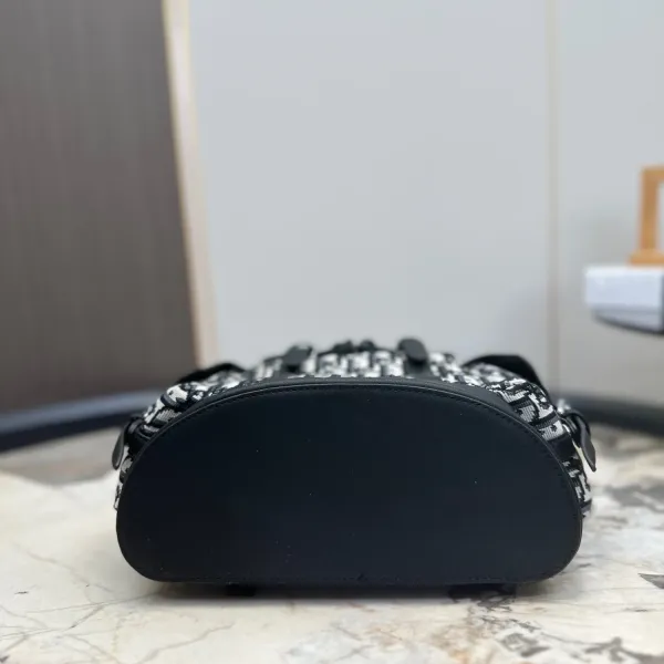 【2026】【DIOR 公式 旗艦店】ディオール リュックサック 当日出荷 好評に付き再入荷!24*28CM 【2026】【DIOR 公式 旗艦店】ディオール リュックサック 当日出荷 好評に付き再入荷!24*28CM
