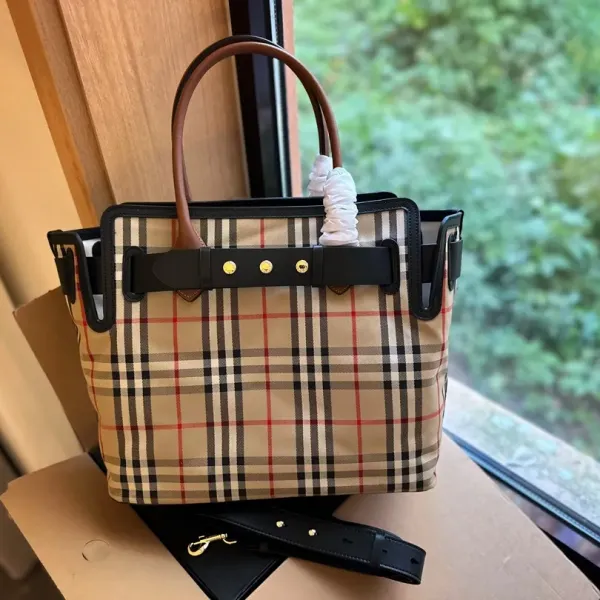 【2026】【BURBERRY 公式旗艦店】バーバリー ハンドバッグ 当日出荷 好評に付き再入荷!33*29CM 【2026】【BURBERRY 公式旗艦店】バーバリー ハンドバッグ 当日出荷 好評に付き再入荷!33*29CM