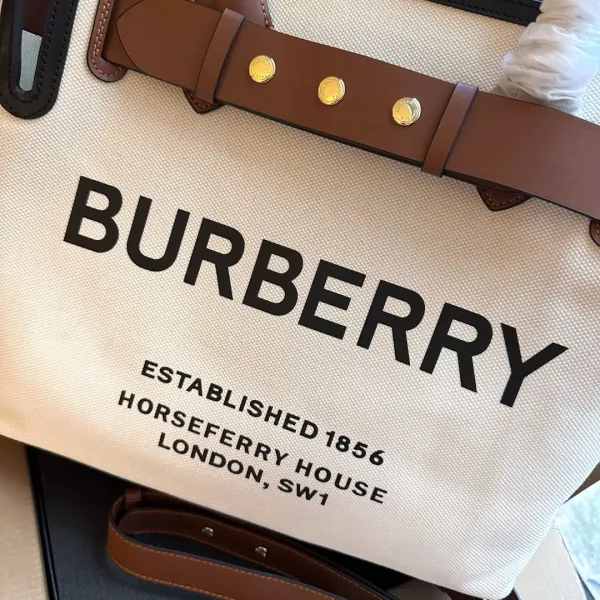 【2026】【BURBERRY 公式旗艦店】バーバリー ハンドバッグ 当日出荷 好評に付き再入荷!33*29CM 【2026】【BURBERRY 公式旗艦店】バーバリー ハンドバッグ 当日出荷 好評に付き再入荷!33*29CM