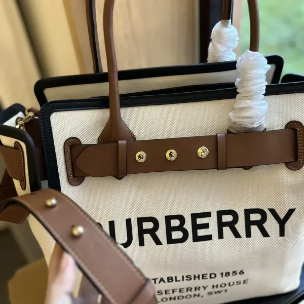 【2026】【BURBERRY 公式旗艦店】バーバリー ハンドバッグ 当日出荷 好評に付き再入荷!33*29CM 【2026】【BURBERRY 公式旗艦店】バーバリー ハンドバッグ 当日出荷 好評に付き再入荷!33*29CM