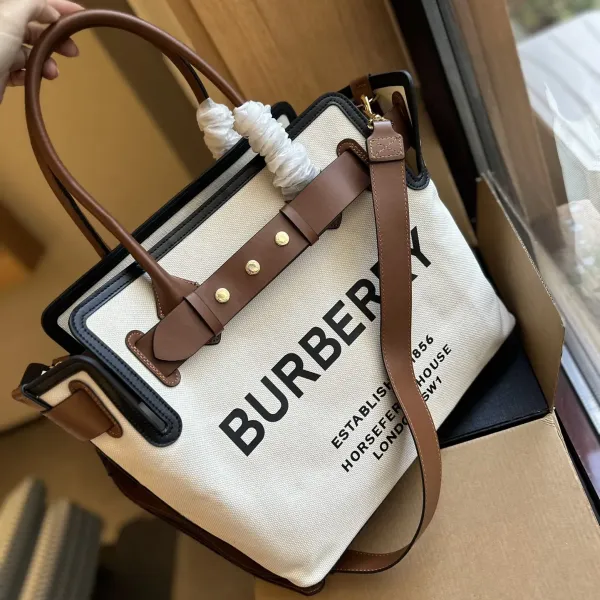 【2026】【BURBERRY 公式旗艦店】バーバリー ハンドバッグ 当日出荷 好評に付き再入荷!33*29CM 【2026】【BURBERRY 公式旗艦店】バーバリー ハンドバッグ 当日出荷 好評に付き再入荷!33*29CM