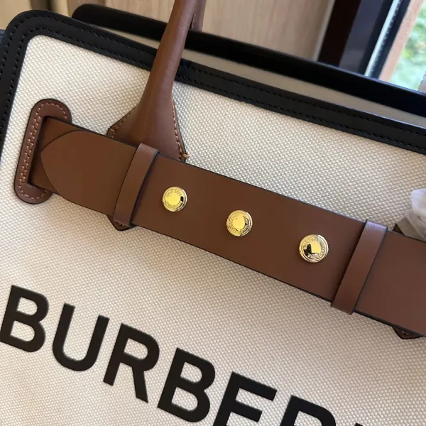 【2026】【BURBERRY 公式旗艦店】バーバリー ハンドバッグ 当日出荷 好評に付き再入荷!33*29CM 【2026】【BURBERRY 公式旗艦店】バーバリー ハンドバッグ 当日出荷 好評に付き再入荷!33*29CM