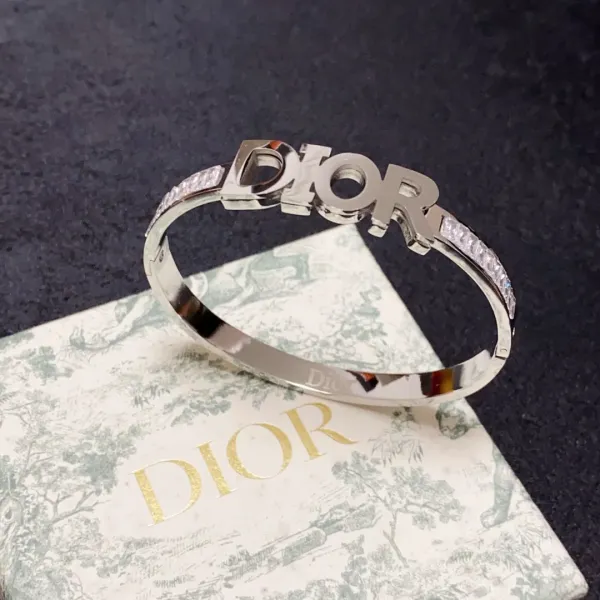 【2026】【DIOR】ブレスレット、ファッションシンプルなスタイル 【2026】【DIOR】ブレスレット、ファッションシンプルなスタイル