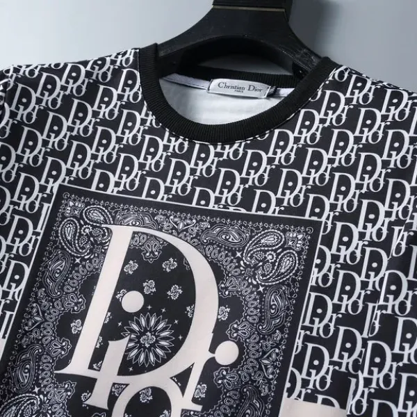 【2026】【DIOR 公式旗艦店】ディオール 丸首の衛衣 スウェットご好評に付き再入荷! 【2026】【DIOR 公式旗艦店】ディオール 丸首の衛衣 スウェットご好評に付き再入荷!