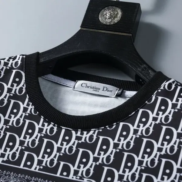 【2026】【DIOR 公式旗艦店】ディオール 丸首の衛衣 スウェットご好評に付き再入荷! 【2026】【DIOR 公式旗艦店】ディオール 丸首の衛衣 スウェットご好評に付き再入荷!