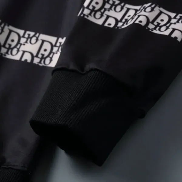 【2026】【DIOR 公式旗艦店】ディオール 丸首の衛衣 スウェットご好評に付き再入荷! 【2026】【DIOR 公式旗艦店】ディオール 丸首の衛衣 スウェットご好評に付き再入荷!