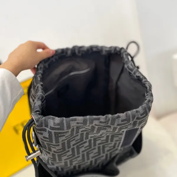 【2026】【FENDI 公式旗艦店】フェンディ リュックサック 当日出荷 好評に付き再入荷!35*44CM 【2026】【FENDI 公式旗艦店】フェンディ リュックサック 当日出荷 好評に付き再入荷!35*44CM