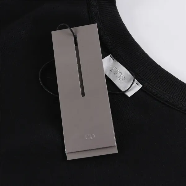 【2026】【DIOR 公式旗艦店】ディオール 丸首の衛衣 スウェットご好評に付き再入荷! 【2026】【DIOR 公式旗艦店】ディオール 丸首の衛衣 スウェットご好評に付き再入荷!