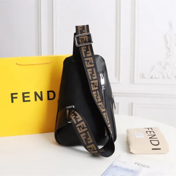【2026】【FENDI 公式 旗艦店】フェンディ 胸ポケット当日出荷 好評に付き再入荷！19*26*6.5CM